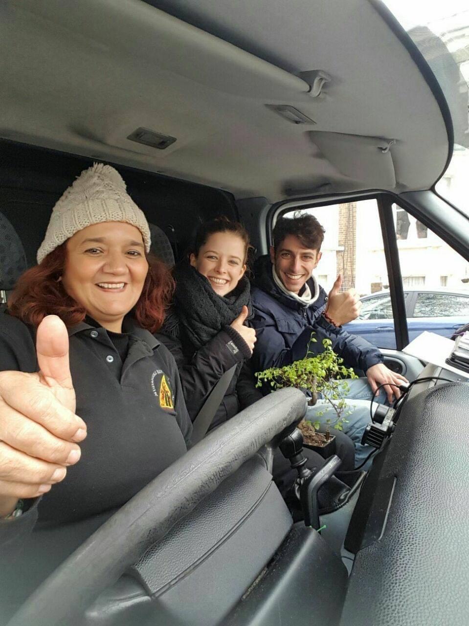 Edyta from Mudanzas Edyta London smiling with two happy customers inside the company van after a successful house move in London.